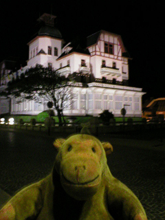 Mr Monkey looking at the De Haan Gemeentehuis