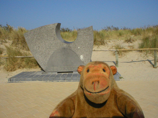 Mr Monkey looking at the De Panne evacuation monument
