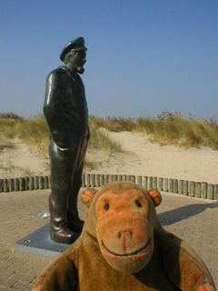 Mr Monkey looking at the Pier Kloeffe statue