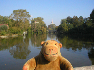 Mr Monkey looking across the Minnewater