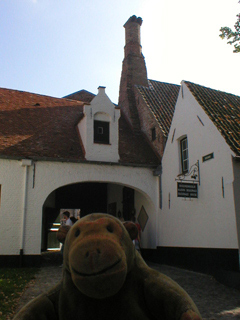 Mr Monkey looking looking at the north-east gate of the Begijnhof