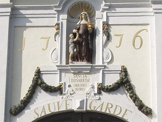 The statue and inscription above the Begijnhof gateway
