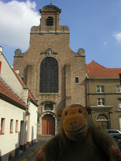 Mr Monkey looking at the church of the Zusters Redemptoristinnen