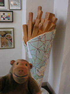 Mr Monkey looking at Belgische friet nr 53