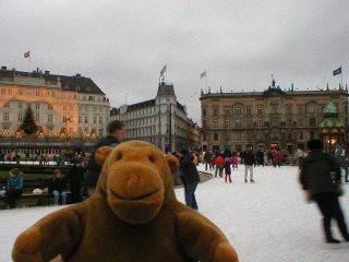 Mr Monkey in Kongens Nytorv, looking the other way