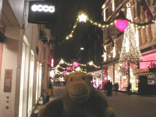 Mr Monkey on the Strøget by night