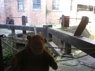Mr Monkey looking at the lockgates of Lock 91