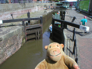 Mr Monkey watching the narrowboat crew open the gates of Lock 87