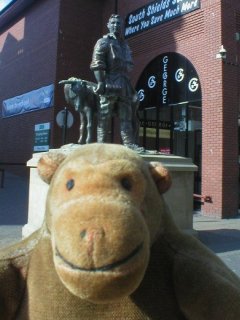 Mr Monkey with the Kirkpatrick statue