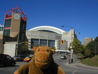 Mr Monkey approaching the Skydome