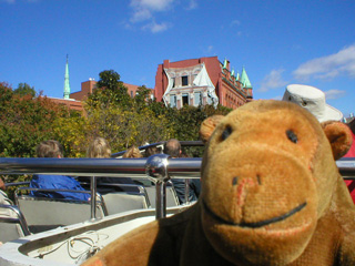 Mr Monkey approaching the Flatiron building by bus