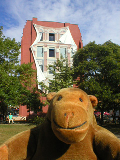 Mr Monkey at the wide end of the Flatiron