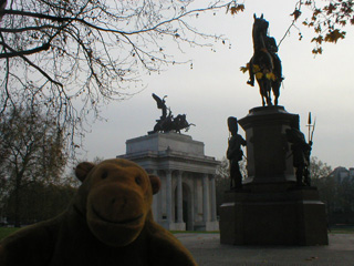 Mr Monkey looking past the Wellington monument to the Wellington Arch