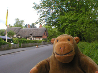 Mr Monkey approaching Anne Hathaway's Cottage