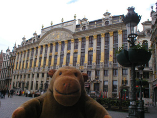 Mr Monkey looking at the Maison des Ducs de Brabant
