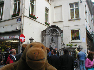 Mr Monkey looking at the Manneken Pis