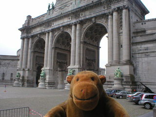 Mr Monkey looking at the back of the triumphal arch