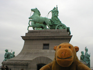 Mr Monkey looking at the quadriga on top of the arch