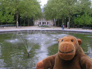 Mr Monkey by a fountain and pool in the Parc de Bruxelles