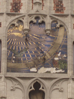 The sundial on the front of the Apotheek Delacre