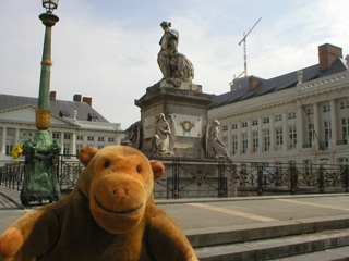 Mr Monkey looking at the monument in the Place des Martyrs