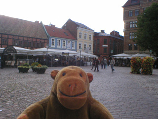 Mr Monkey walking around Lilla Torg