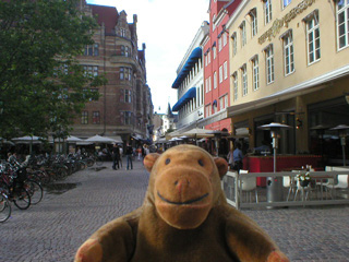 Mr Monkey scampering around Lilla Torg