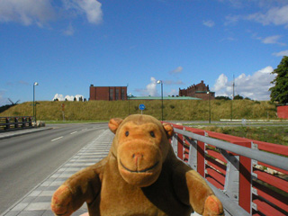 Mr Monkey crossing the Slottsbron