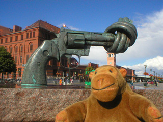 Mr Monkey in front the Non-Violence sculpture