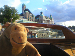 Mr Monkey approaching the boat quay