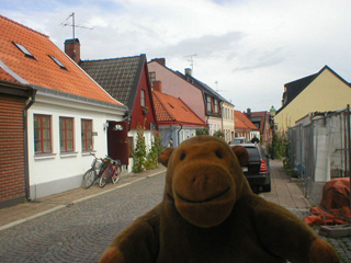 Mr Monkey walking down Liregatan