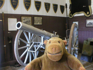 Mr Monkey in front of a 7.5cm Krupp-Bofors m/02-33