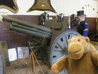 Mr Monkey in front of a 8.4cm m81 artillery piece