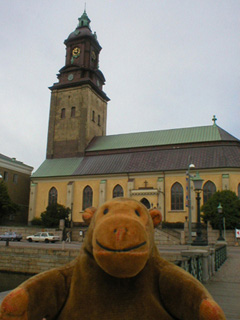 Mr Monkey looking at Christ Kyrka from the bridge