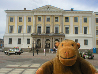 Mr Monkey looking at the Rådhus