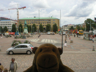 Mr Monkey looking down from the Rådhus steps