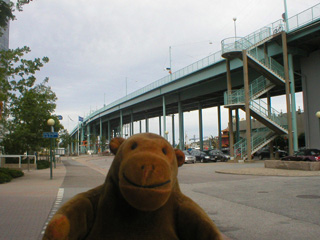 Mr Monkey walking away from the Götaälvbron