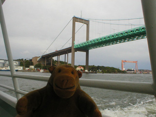 Mr Monkey under the Älvsborgbron