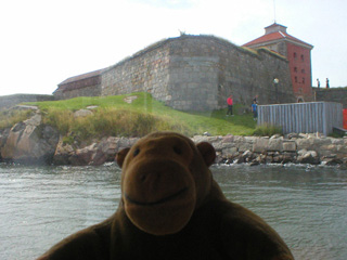 Mr Monkey looking out of the ferry window approaching Nya Älvsborg