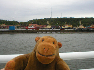 Mr Monkey passing some Röda Bolaget tugs