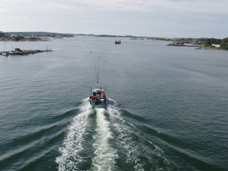 A fishing boat sailing towards Donso harbour