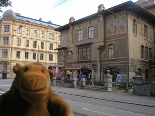 Mr Monkey looking at the Tomtehuset