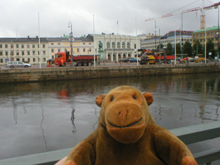 Mr Monkey looking at Gustav Adolfs Torg from across the canal