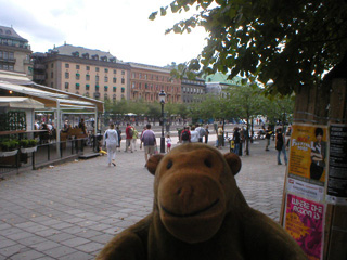 Mr Monkey on the Kungsträdgården