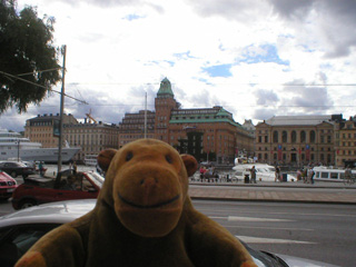 Mr Monkey looking at Nybrokajen from the Strandvägen