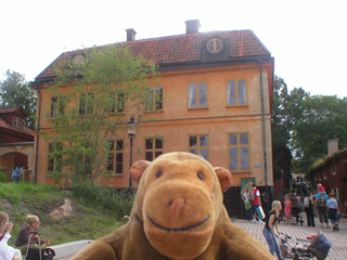 Mr Monkey looking at Charles Tottie's residence