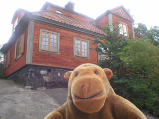 Mr Monkey looking the Jakobsberg building