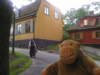 Mr Monkey admiring the Hazelhuis mansion