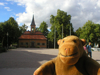 Mr Monkey looking towards the Sigtuna town hall