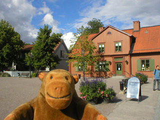 Mr Monkey looking at buildings on Sigtuna's Stora Torget
